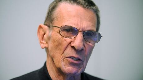 Retired actor Leonard Nimoy participates in a demonstration of Yoostar 2 on XBOX Kinect at the E3 Media & Business Summit in Los Angeles June 16, 2010. REUTERS/Phil McCarten (UNITED STATES - Tags: SCI TECH ENTERTAINMENT) - RTR2F9SZ Leonard Nimoy Spock dead