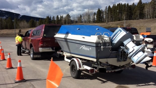 The Ministry of Environment has established mandatory inspection sites for invasive mussels.