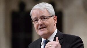 Marc Garneau lasers airplanes 2016 0523