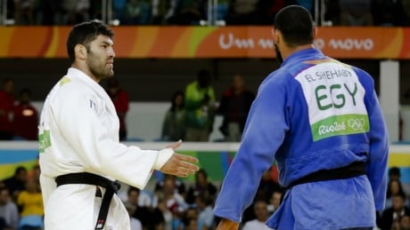 Egypt's Islam El Shehaby, in blue, declines to shake hands with Israel's Or Sasson after losing their men's judo match. Judo Rio hand shake