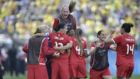 The Canadian women's soccer team won its second straight bronze medal on Friday. canada-soccer-team-19-08-2016