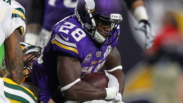 Vikings' Adrian Peterson to undergo knee surgery, could return in 2016