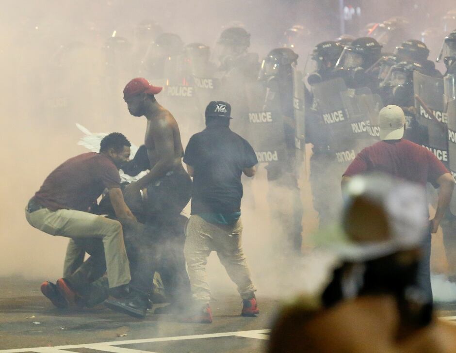 http://i.cbc.ca/1.3776294.1474652866!/fileImage/httpImage/image.jpg_gen/derivatives/original_940/wip-charlotte-nc-keith-scott-shooting-protest-sept-21.jpg
