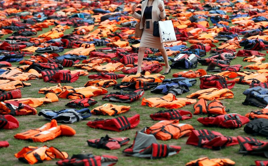 http://i.cbc.ca/1.3776301.1474653050!/fileImage/httpImage/image.jpg_gen/derivatives/original_940/wip-un-assembly-migrants-london-lifejackets-sept-19-2016.jpg