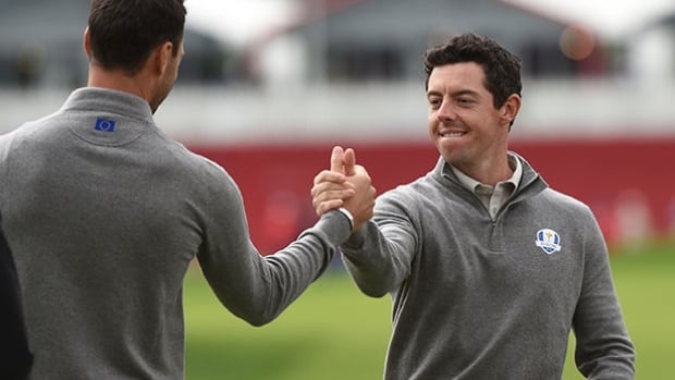 Rory McIlroy from Northern Ireland and Martin Kaymer from Germany playing for Team Europe greet during a practice round ahead of the 41st Ryder Cup at Hazeltine National Golf Course in Chaska, Minnesota, September 28, 2016 / AFP / TIMOTHY A. CLARY (Photo credit should read TIMOTHY A. CLARY/AFP/Getty Images) mcilroy-kaymer-160928-620