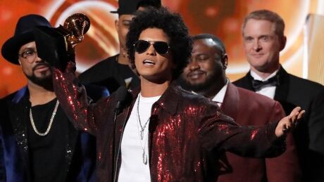 60th Annual Grammy Awards – Show – New York, U.S., 28/01/2018 – Bruno Mars accepts the Grammy for album of the year for "24K Magic." REUTERS/Lucas Jackson TPX IMAGES OF THE DAY - RC1E724B9000 GRAMMYS Bruno Mars accepts Grammy for album of the year