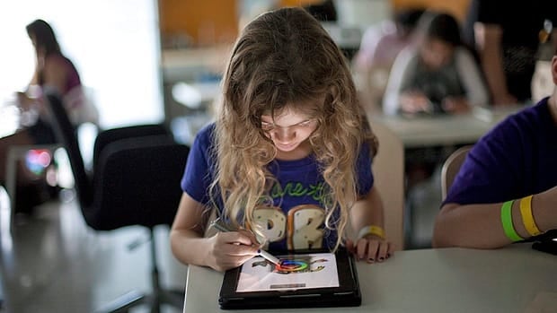 hi-tablet-classroom-03042335-8col