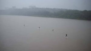 li-river-surfers