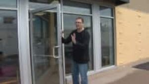 zinck-wave-outside-office_220x124_1