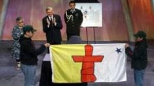 si-nunavut-flag-unveiling-apr1-1999