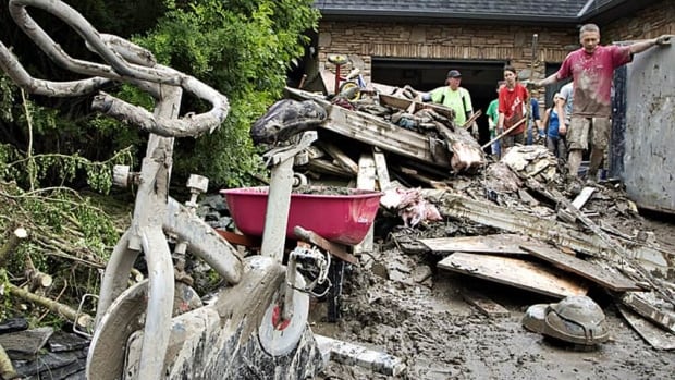 hi-calgary-flood-yard-852-c