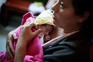sm-300-preemie-and-mom-rtr39r9f-1