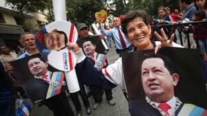 si-chavez-caracas-crowd-300-ap-04009646