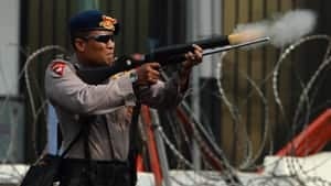 si-indonesia-police-gas