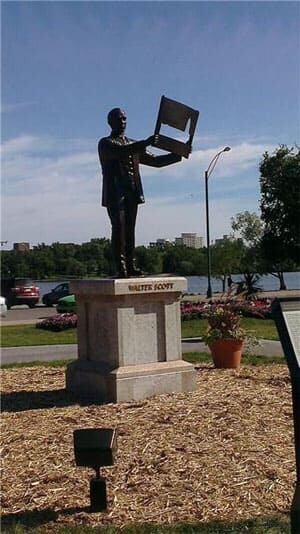 mi-walter-scott-statue