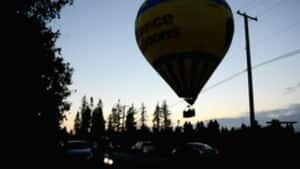 hi-bc-120807-hot-air-balloon-landing-langley-4col