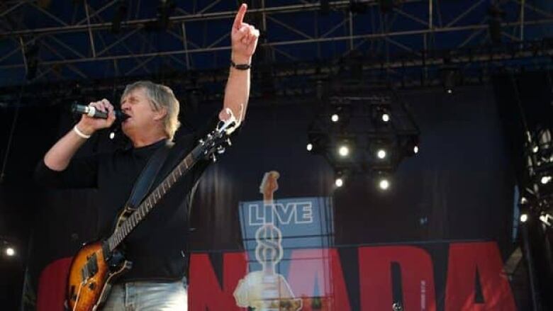 Tom Cochrane wins humanitarian prize | CBC News