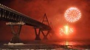 si-deh-cho-bridge-fireworks-220
