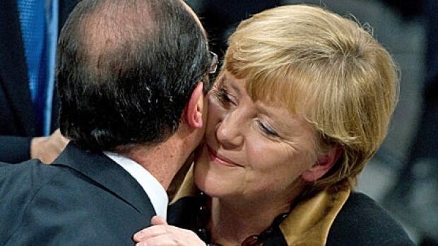 460-merkel-hollande-hug-038