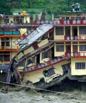 si-india-floods-300-ap-04597076