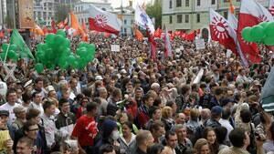 si-russia-crowd-rtr31olg