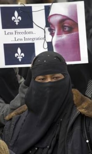 si-220-bill94-protest-8503675