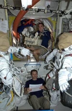 si-iss-crew-300-hadfield-twitter