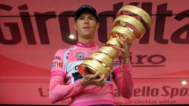 Canada's Ryder Hesjedal hoists the coveted Giro d’Italia trophy after winning the 95th edition of the event on Sunday in Milan.