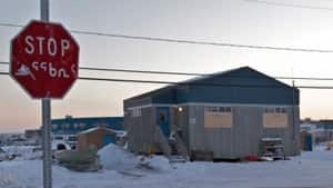 mi-kuujjuaq-shooting-house-vincent-desrosiers