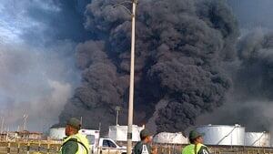 si-refinery-smoke-03159779