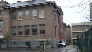 mi-bc-130412-vancouver-west-end-lord-roberts-school-1