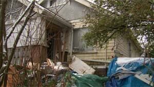 mi-bc-130115-hoarder-home-ext