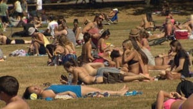 hi-bc-130727-dry-spell-vancouver-brown-grass-sunbathers-1-4col