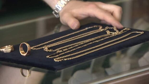 Dozens tricked by fools gold scam | CBC News