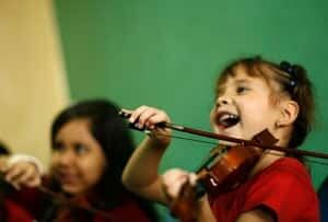 sm-300-girl-violin-rtx79p9