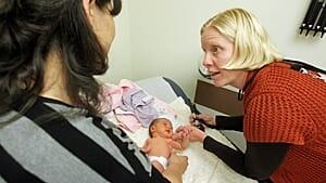 si-nurse-baby-02876404