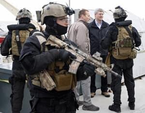 si-300-peter-mackay-stephen-harper-soldiers-rtr373iu