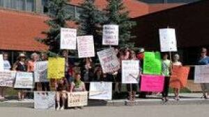 hi-highriverhospprotest-3col
