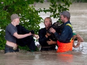 fi-130621-alberta-flood-momo-cat-swim-6