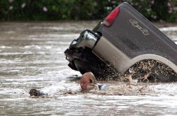 fi-130621-alberta-flood-momo-cat-swim-3
