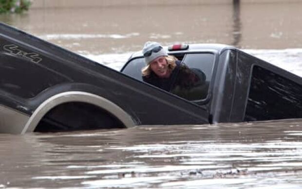 fi-130621-alberta-flood-momo-cat-swim-1