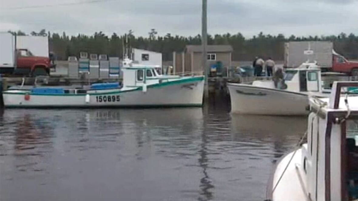 4 fishing boats stuck on sandbar in Tabusintac freed up New Brunswick