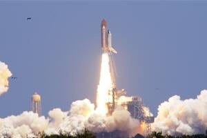 si-atlantis-liftoff-300