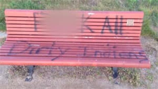 mi-blurred-bench