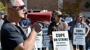 hi-bc-121004-cupe-uvic-strike-4col