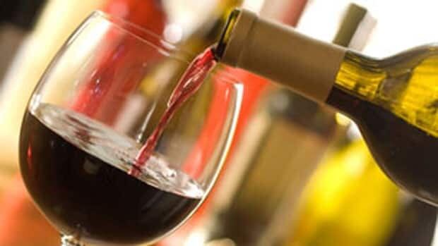 li-wine-pouring