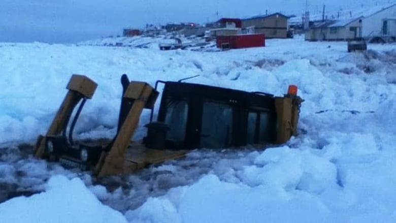 Pond Inlet, Nunavut, excavator sinks in sea ice | CBC News