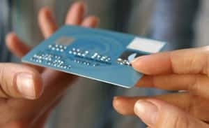 si-hands-credit-card-istock