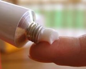 sm-220-lotion-ointment-istock_000000154751small