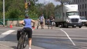 si-ott-cyclists-cross_1